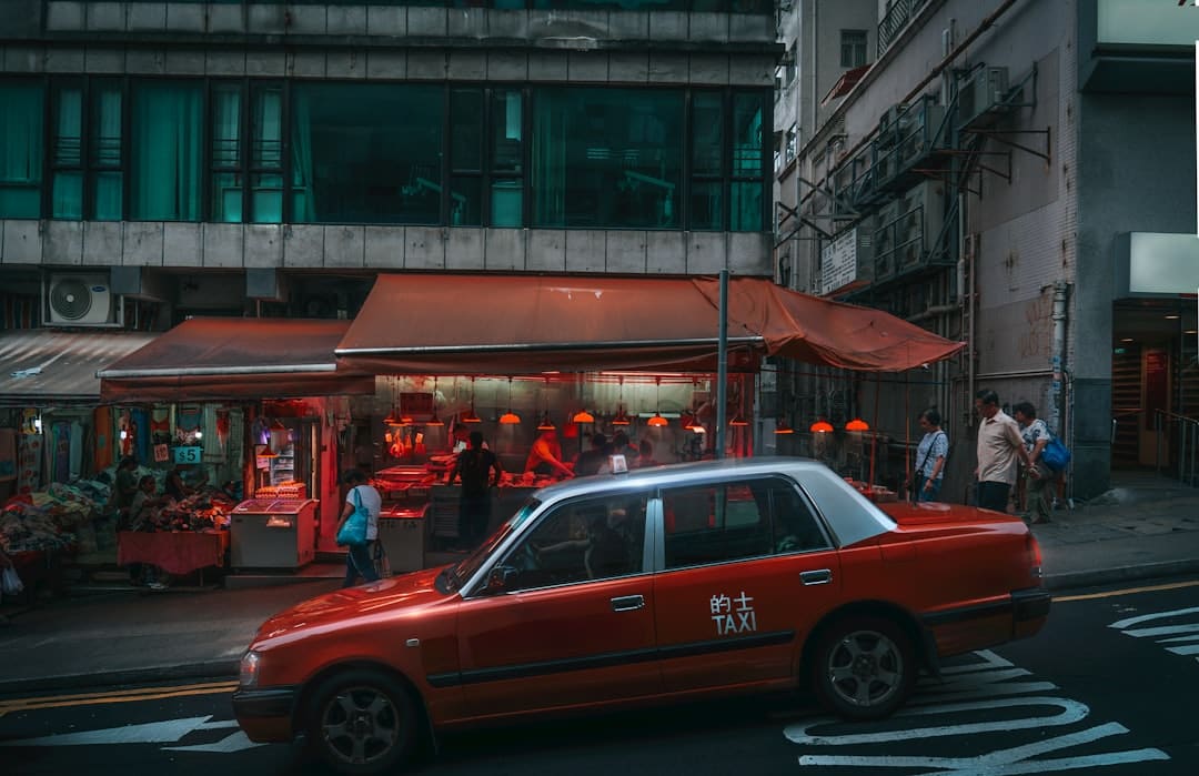 空中视角看北京雷暴：闪电在眼前划过云层